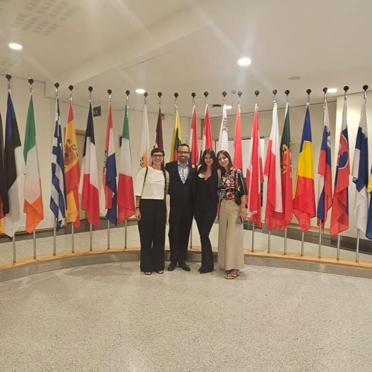 Delegazione del Polo della Sostenibilità Ambientale davanti alle bandiere europee al Parlamento Europeo