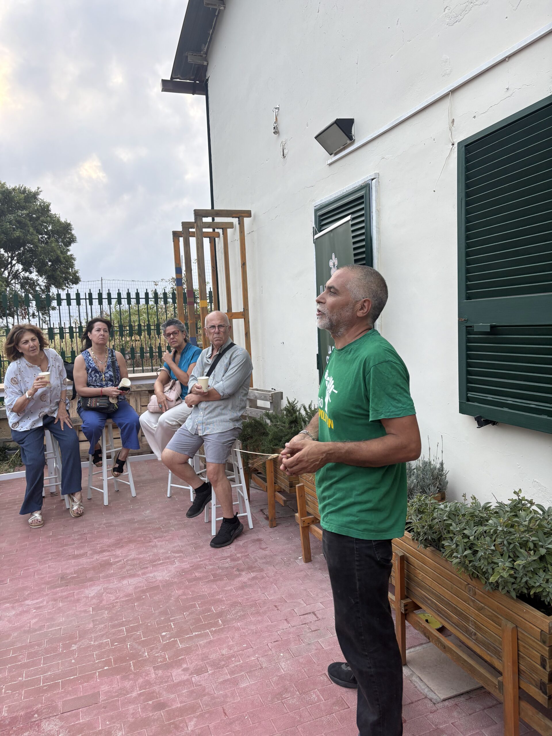 Partecipanti all'evento finale negli spazi esterni del Polo della Sostenibilità Ambientale