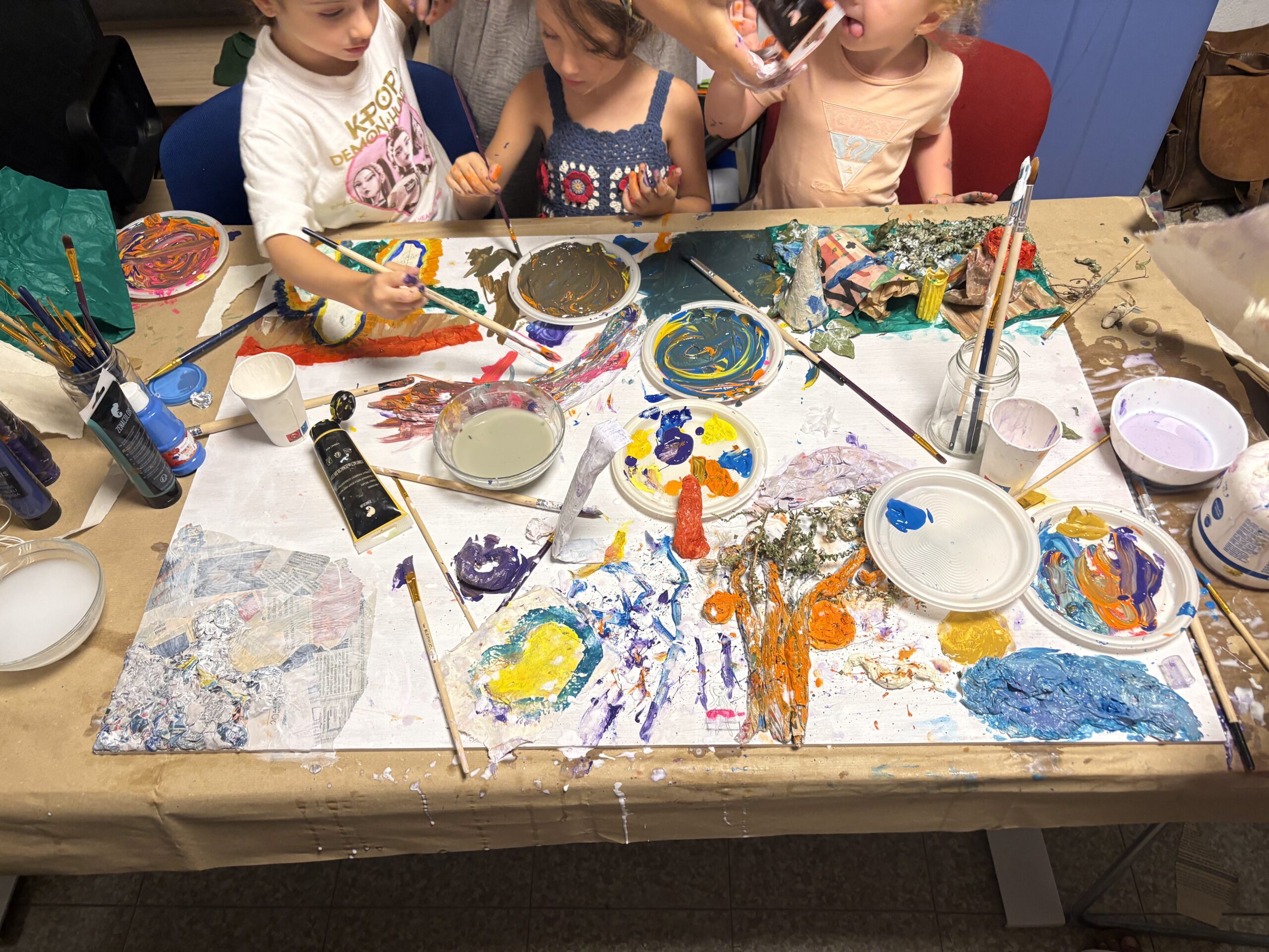 Bambini impegnati in un laboratorio creativo durante l'evento finale del Polo della Sostenibilità Ambientale